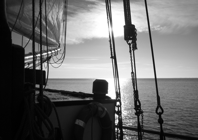 Boot met zonsondergang op rustig water - Condoleancekaarten Condoleancekaarten - Boot met zonsondergang op rustig water