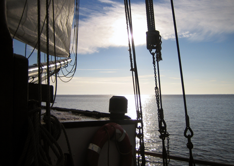 Boot op rustig water met ondergaande zon - Condoleancekaarten Condoleancekaarten - Boot op rustig water met ondergaande zon