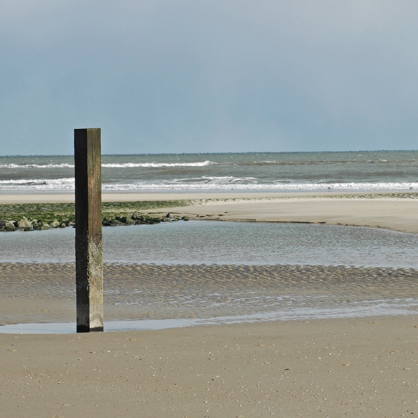 Strandpaal aan strand met zee 4k - Condoleancekaarten Condoleancekaarten - Strandpaal aan strand met zee 4k