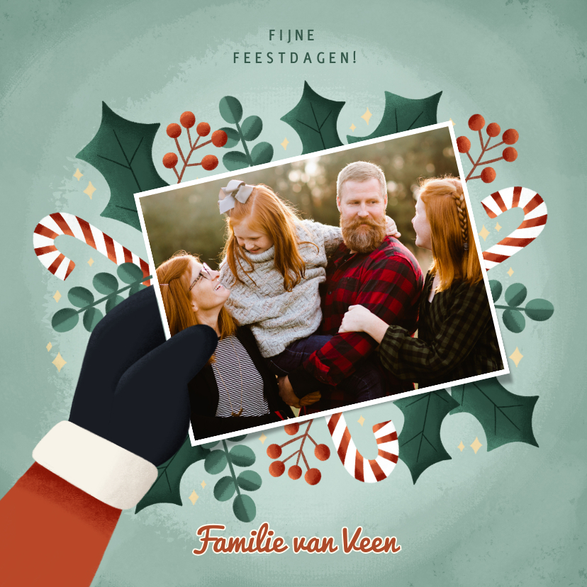 Vrolijke fotokaart met kerstman, hulst, zuurstok en foto - Fotokaarten Fotokaarten - Vrolijke fotokaart met kerstman, hulst, zuurstok en foto