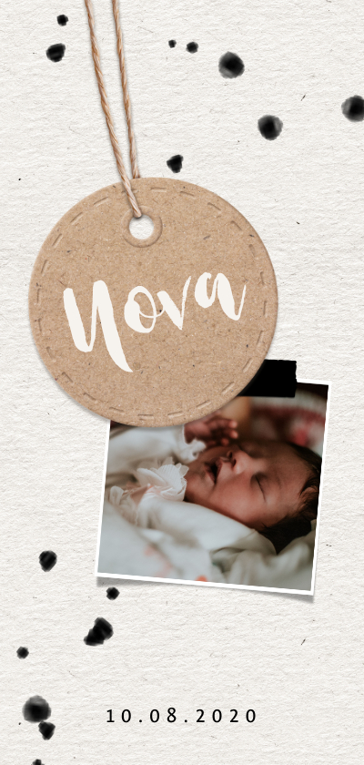 Geboortekaartjes - Papierlook geboortekaartje met label en spetters