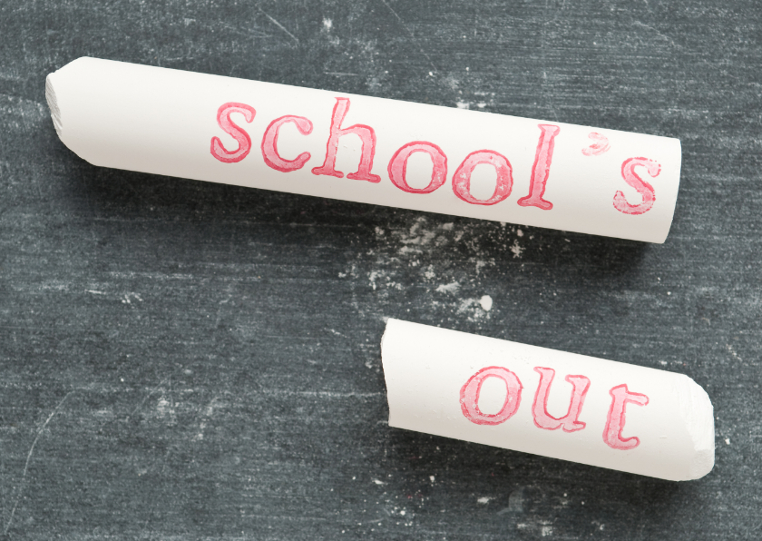 SCHOOL-S OUT op wit krijtje - Geslaagd kaarten Geslaagd kaarten - SCHOOL-S OUT op wit krijtje