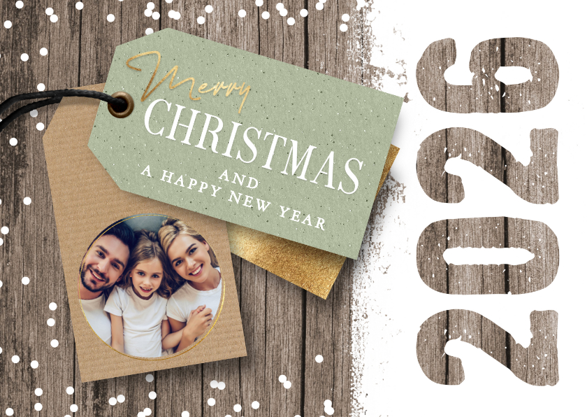 Foto kerstkaart 2026 label op hout sneeuw - Kerstkaarten Kerstkaarten - Foto kerstkaart 2026 label op hout sneeuw