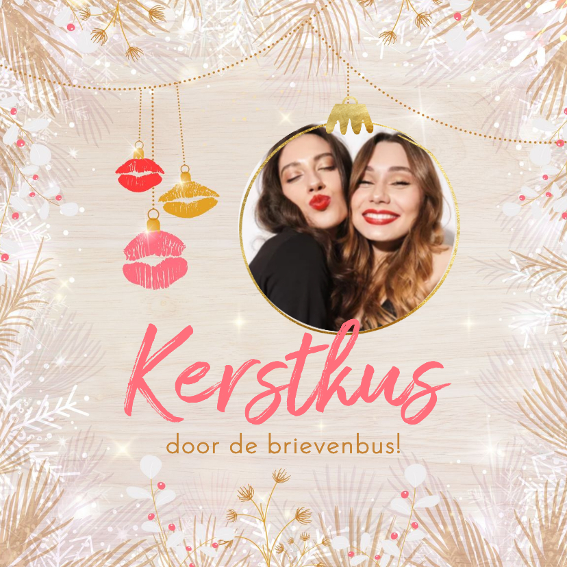 Hippe kerstkaart kus door de brievenbus eigen foto houtlook - Kerstkaarten Kerstkaarten - Hippe kerstkaart kus door de brievenbus eigen foto houtlook