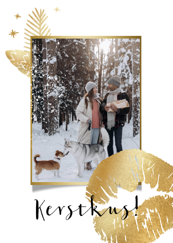Kerstkaarten - Kerstkaart fotokaart kerstkus goudlook kus dennentak sneeuw