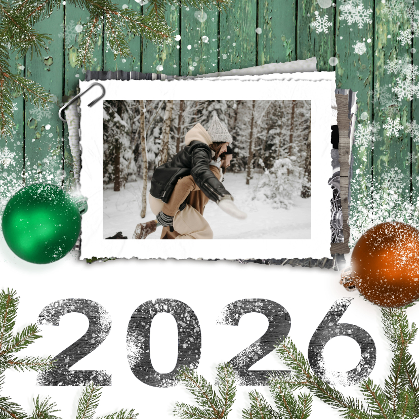 Kerstkaarten - Kerstkaart fotostapel op hout en sneeuw