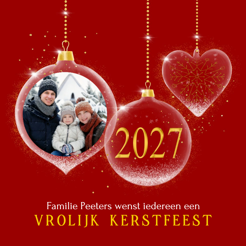 Kerstkaart glazen kerstballen op rood met foto en jaartal - Kerstkaarten Kerstkaarten - Kerstkaart glazen kerstballen op rood met foto en jaartal