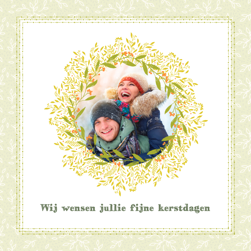 Kerstkaart groene blaadjes, oranje besjes en foto's - Kerstkaarten Kerstkaarten - Kerstkaart groene blaadjes, oranje besjes en foto's