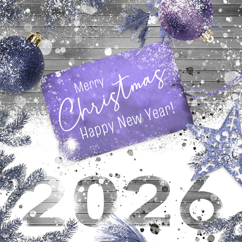 Kerstkaart label 2026 hout en kerstballen - Kerstkaarten Kerstkaarten - Kerstkaart label 2026 hout en kerstballen