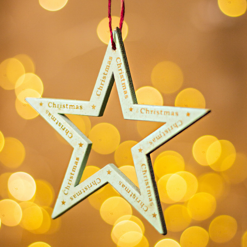 Kerstkaarten - Kerstkaart met een ster op een achtergrond van kerstlichtjes