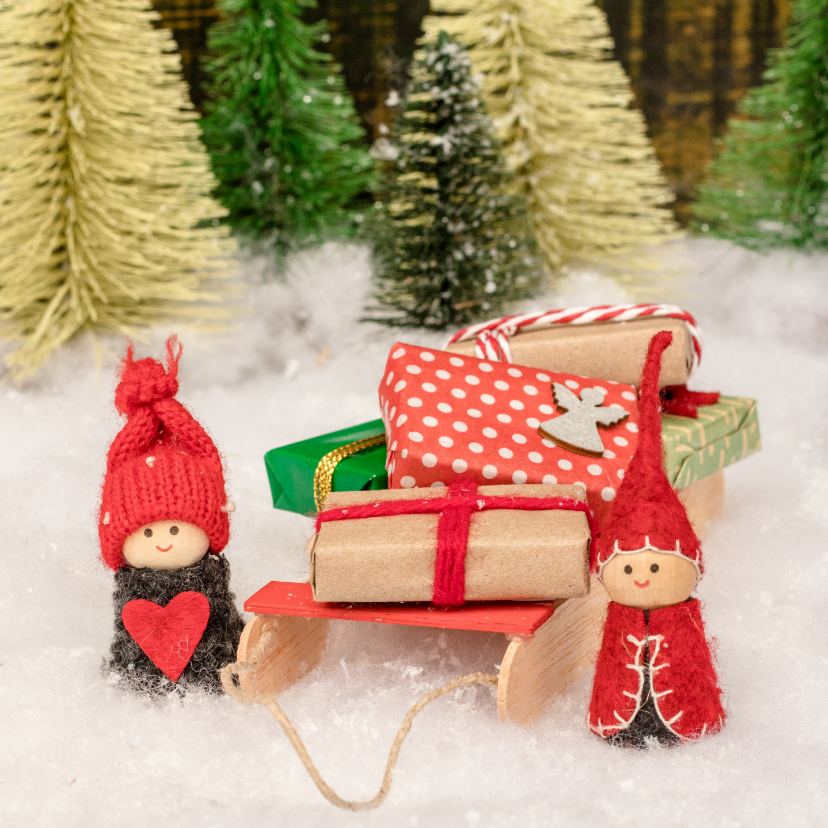 Kerstkaarten - Kerstkaart met twee elfjes en een slee vol cadeautjes