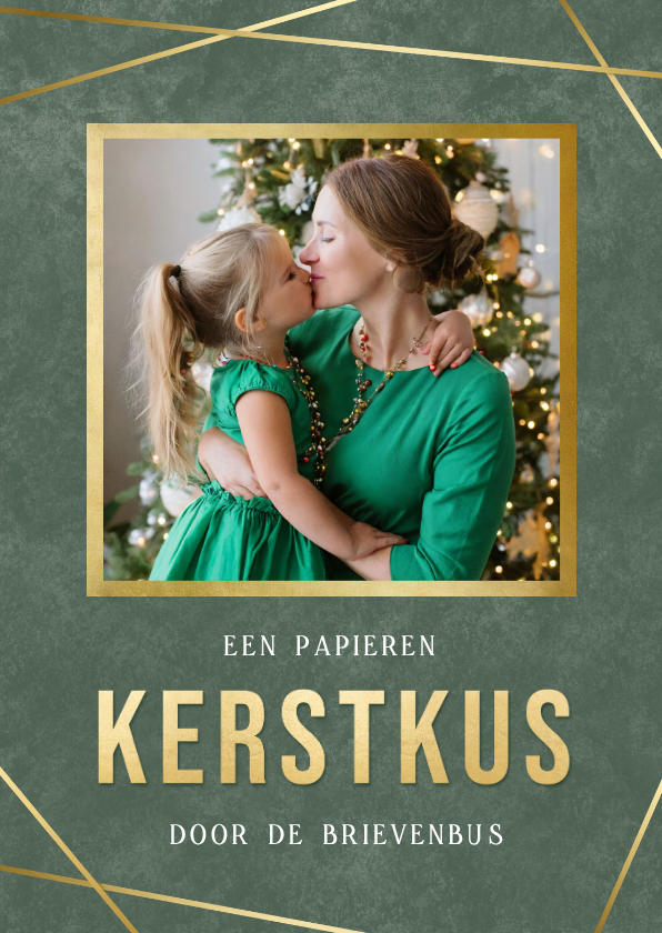 Kerstkus door de brievenbus kaart met eigen foto en goud - Kerstkaarten Kerstkaarten - Kerstkus door de brievenbus kaart met eigen foto en goud