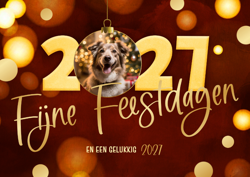 Modern rood kerstkaartje 2027 kerstbal goud met foto - Kerstkaarten Kerstkaarten - Modern rood kerstkaartje 2027 kerstbal goud met foto