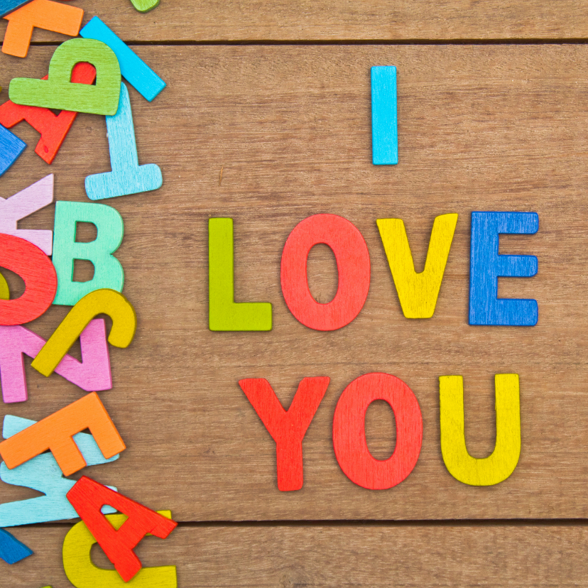 Liefde kaart met houten achtergrond en gekleurde letters - Liefde kaarten Liefde kaarten - Liefde kaart met houten achtergrond en gekleurde letters