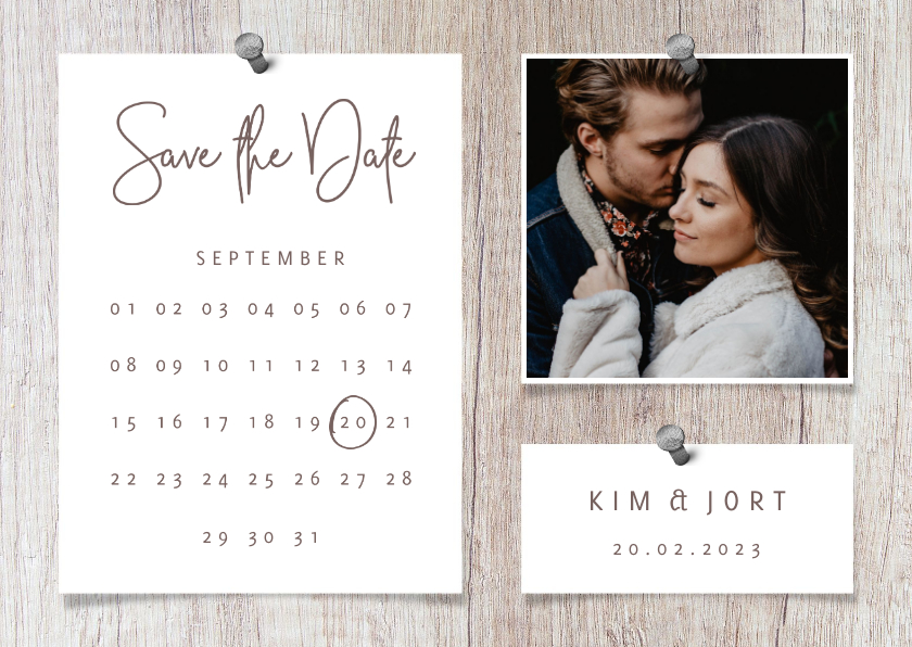 Save the date kalender hout met foto's en spijkers - Trouwkaarten Trouwkaarten - Save the date kalender hout met foto's en spijkers