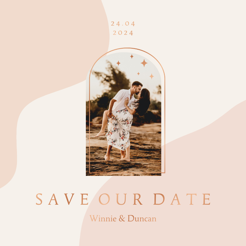 Trendy save the date kaart in aardetinten met foto en boog Trendy save the date kaart in aardetinten met foto en boog