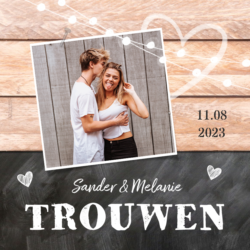 Trouwkaart hip hout krijtbord foto lampjes - Trouwkaarten Trouwkaarten - Trouwkaart hip hout krijtbord foto lampjes