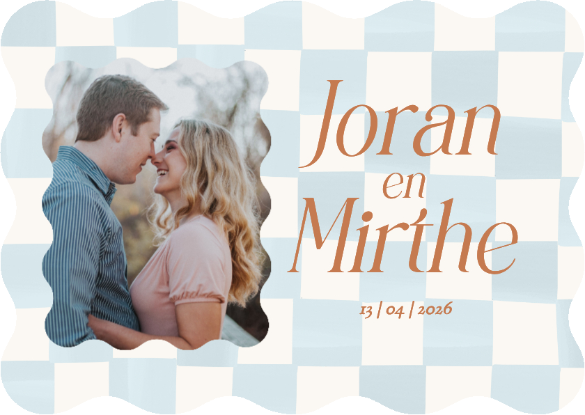 Trouwkaarten - Trouwkaart met lichtblauwe blokjes en foto golvende rand