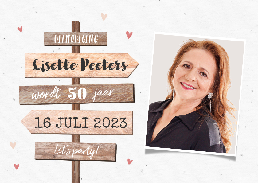 Uitnodigingen - Uitnodigingskaart vrouw wegwijzers hout hartjes foto