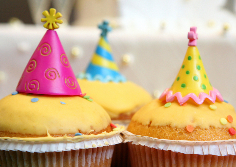 3 versierde muffins - OT - Verjaardagskaarten Verjaardagskaarten - 3 versierde muffins - OT