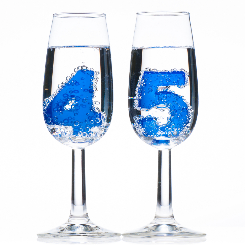 45 in champagne glazen met bubbels - Verjaardagskaarten Verjaardagskaarten - 45 in champagne glazen met bubbels