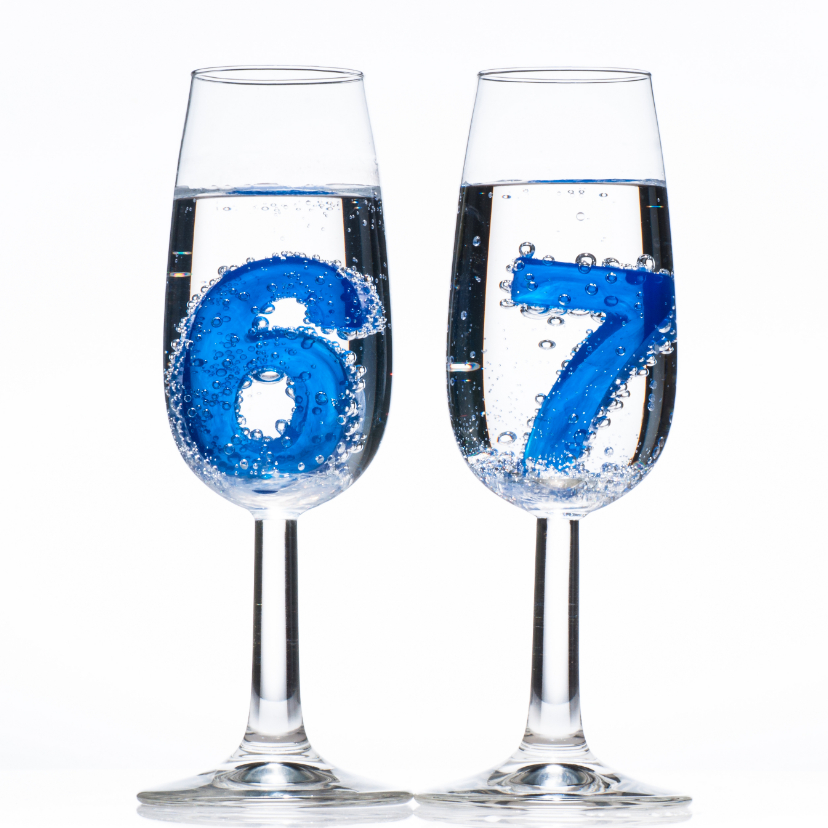 67 in champagne glazen met bubbels - Verjaardagskaarten Verjaardagskaarten - 67 in champagne glazen met bubbels