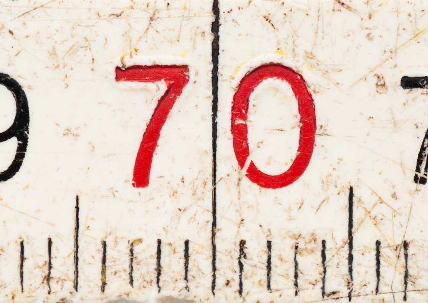 70 op oude witte duimstok - Verjaardagskaarten Verjaardagskaarten - 70 op oude witte duimstok