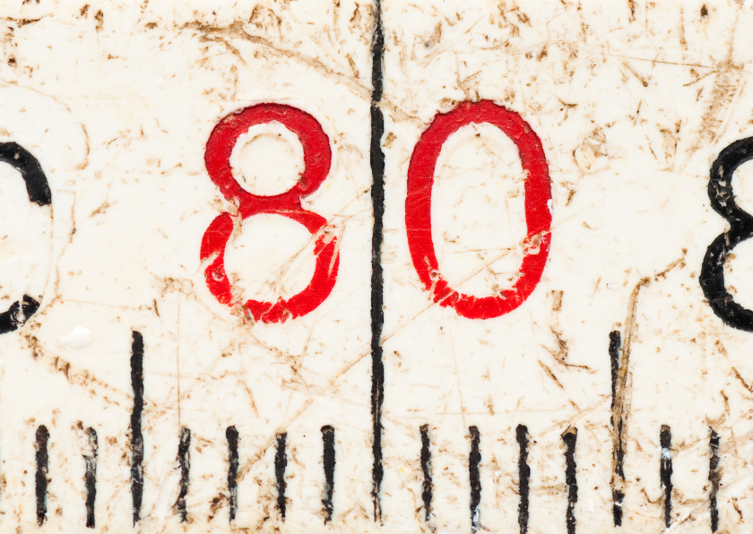 80 op oude witte duimstok - Verjaardagskaarten Verjaardagskaarten - 80 op oude witte duimstok