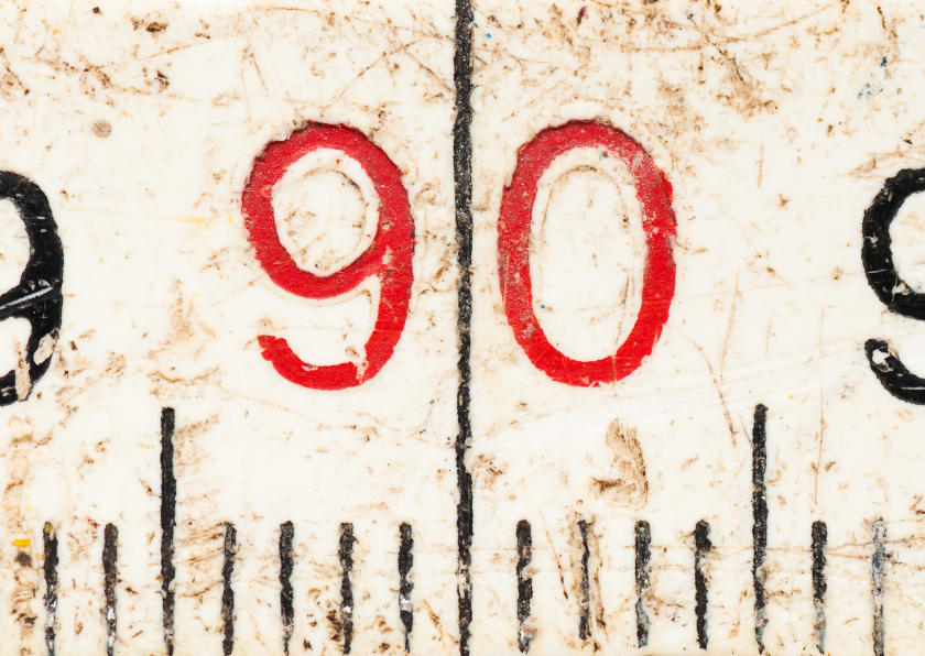 90 op oude witte duimstok - Verjaardagskaarten Verjaardagskaarten - 90 op oude witte duimstok