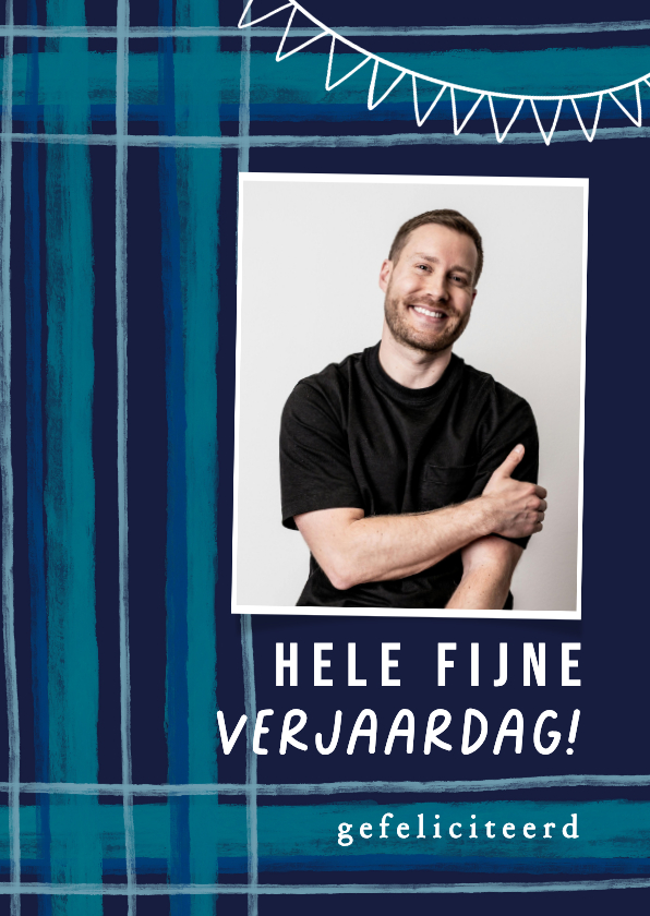 Hip verjaardagskaartje blauwe strepen man en foto - Verjaardagskaarten Verjaardagskaarten - Hip verjaardagskaartje blauwe strepen man en foto