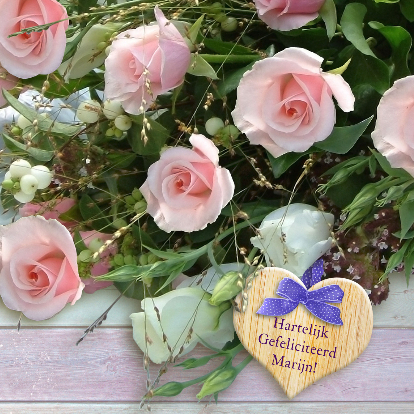 Mooi boeket met roze rozen en hart op steigerhout - Verjaardagskaarten Verjaardagskaarten - Mooi boeket met roze rozen en hart op steigerhout