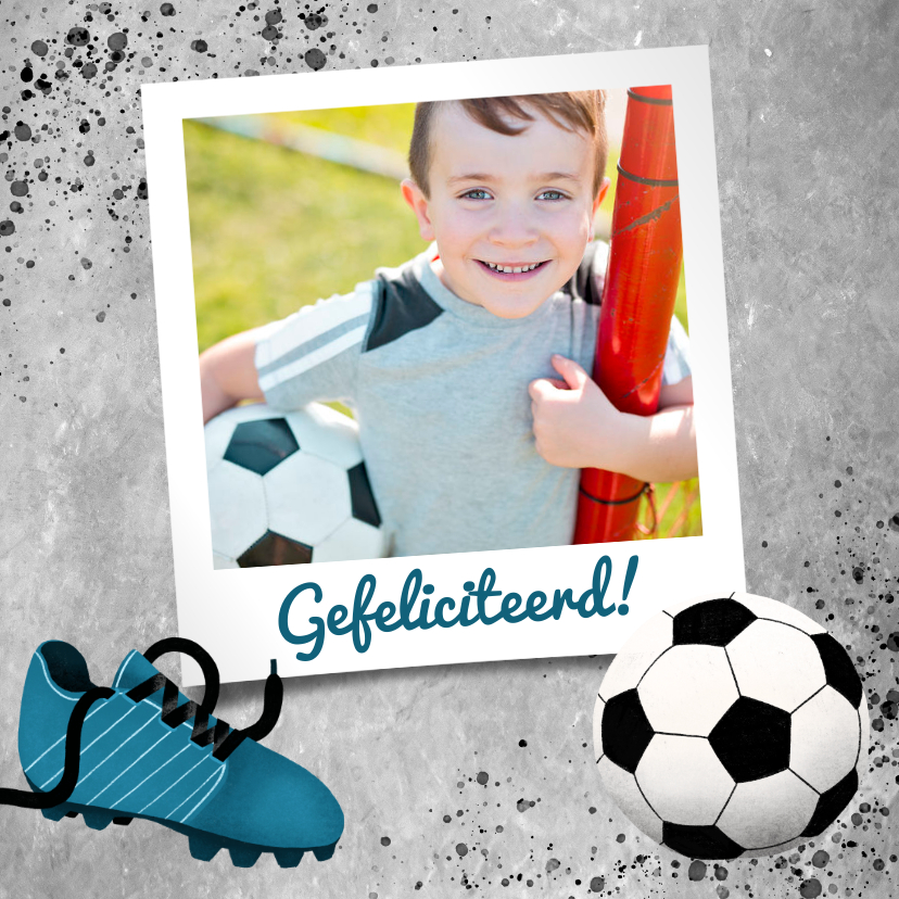 Verjaardagskaarten - Stoere felicitatiekaart met beton en voetbal voor een jongen