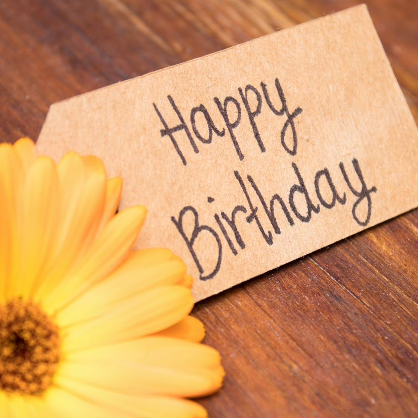 Verjaardagskaarten - Verjaardagskaart met een gele bloem en een papieren notitie