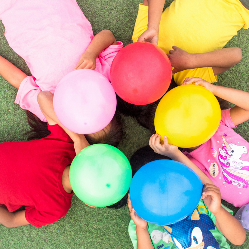 Verjaardagskaarten - Verjaardagskaart met kids die gekleurde ballonnen vasthouden