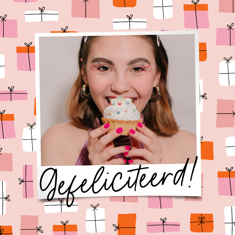Verjaardagskaartje in roze met patroon van cadeaus en foto - Verjaardagskaarten Verjaardagskaarten - Verjaardagskaartje in roze met patroon van cadeaus en foto