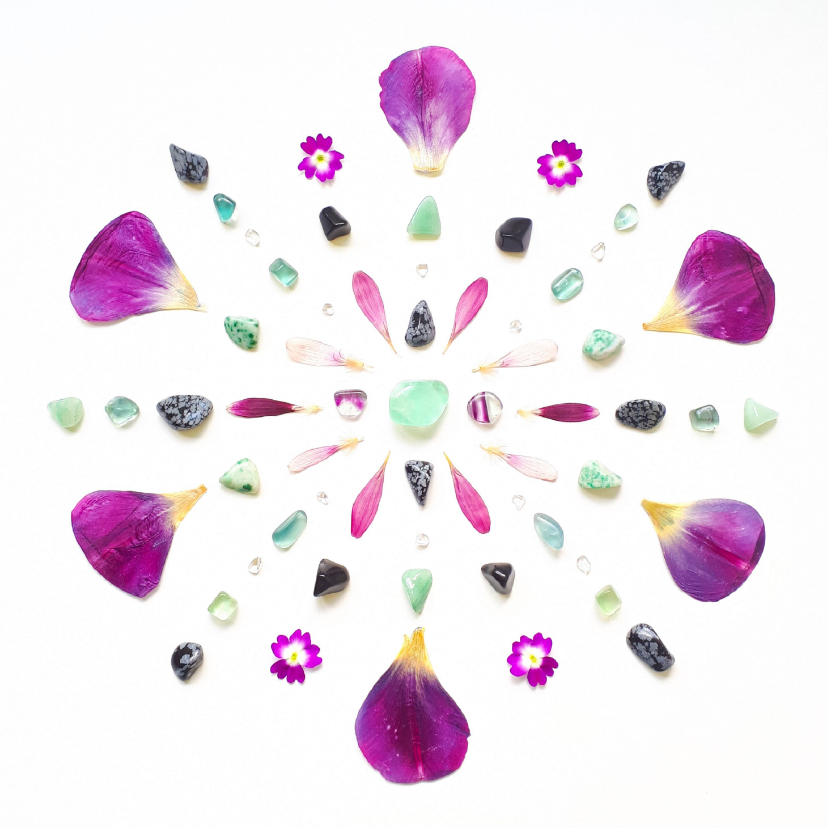 Vriendschapskaart mandala met tulpenblaadjes en edelstenen - Vriendschap kaarten Vriendschap kaarten - Vriendschapskaart mandala met tulpenblaadjes en edelstenen