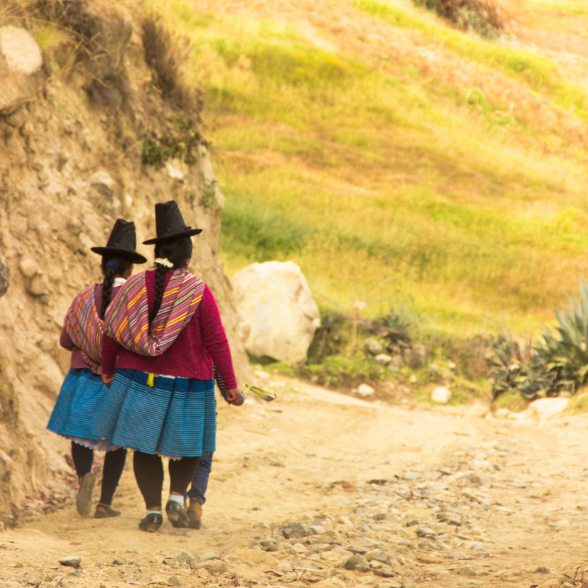 Vriendschap kaarten - Vriendschapskaart met twee Peruaanse vrouwen wandelend